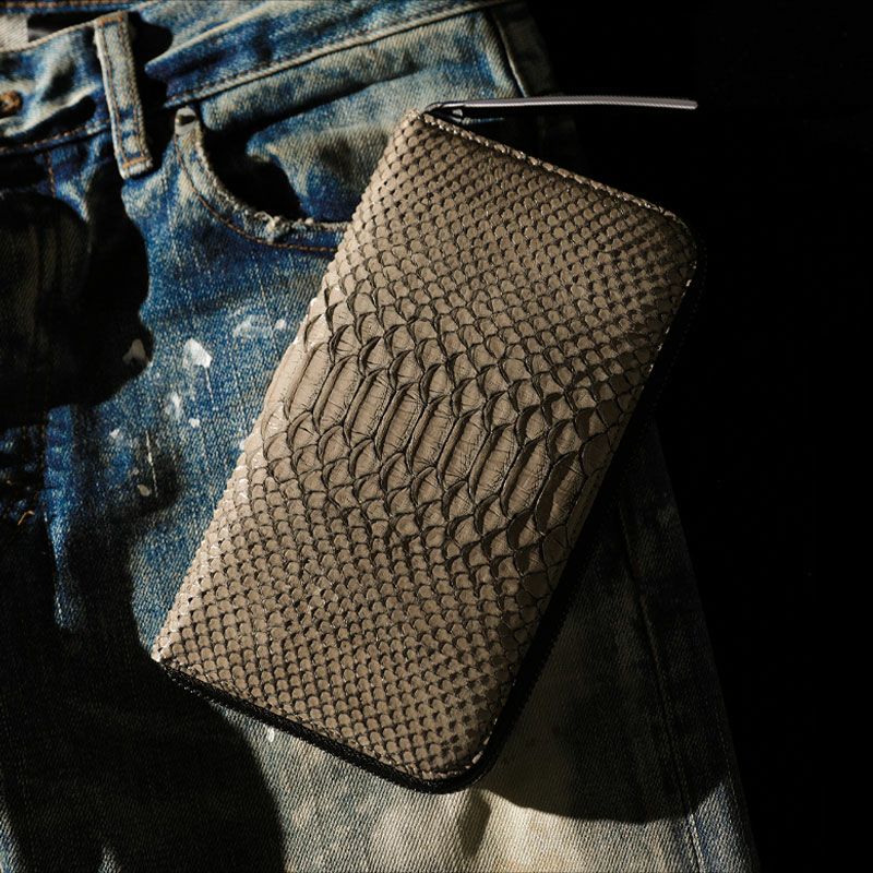 美しいエイジングが楽しめるレディースブランドのパイソン財布は池田工芸のトゥルティエールグレーです