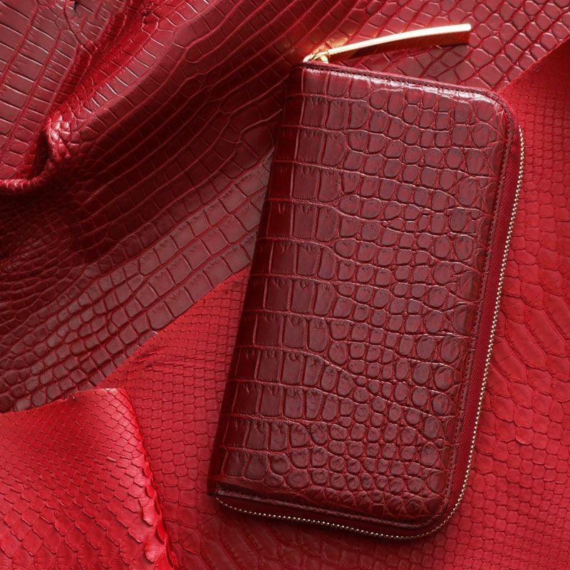 日本製クロコダイル財布のおすすめは、池田工芸の シルククロコダイル ホールカット 紅財布